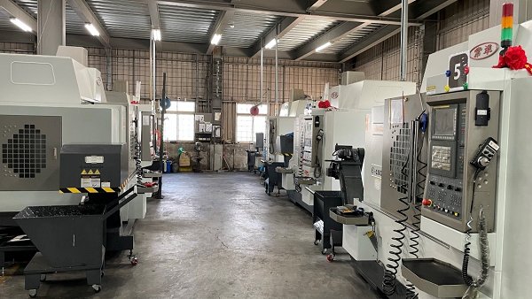 元冠精密常準 e 系 CNC 加工機台