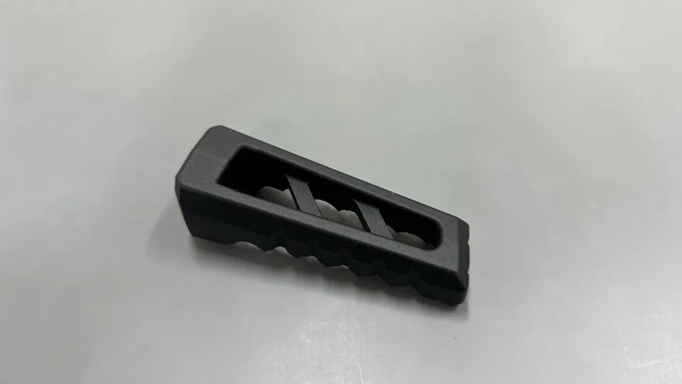 元冠精密製作的汽車腳踏，鋁CNC 銑削製品實拍，角度 2