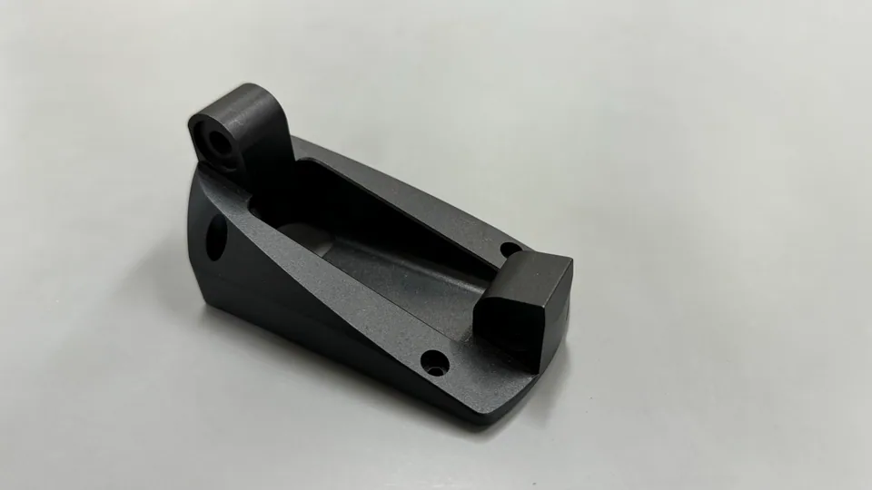 元冠精密製作的汽車樞軸支架，鋁CNC 銑削製品實拍，角度 1