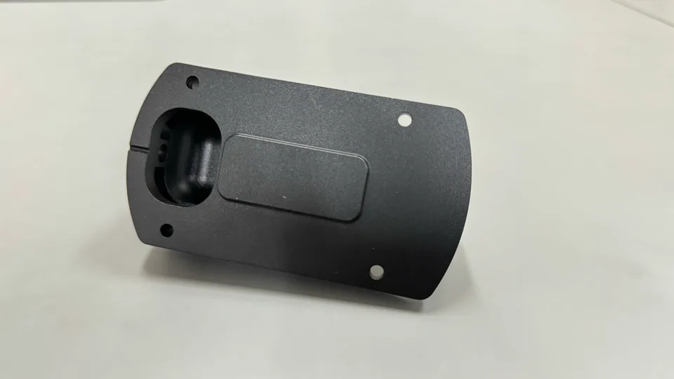 元冠精密製作的汽車樞軸支架，鋁CNC 銑削製品實拍，角度 2