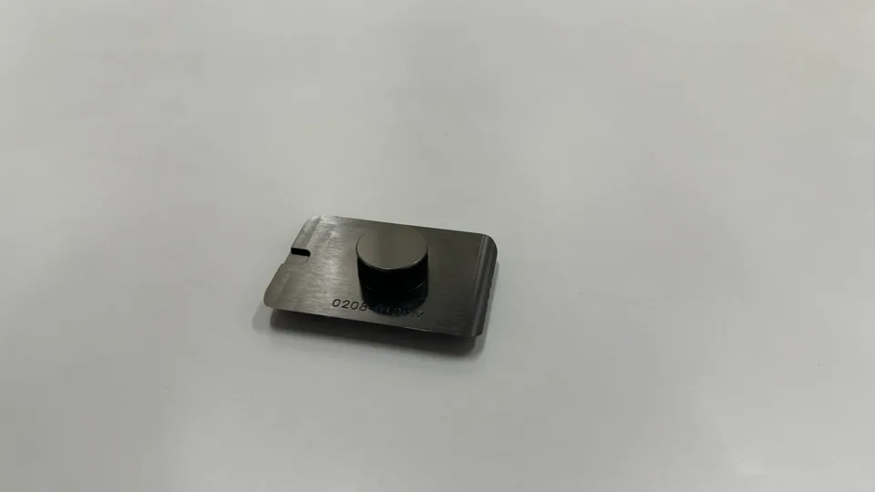 元冠精密製作的重機電池蓋，鋁CNC 銑削製品實拍，角度 2