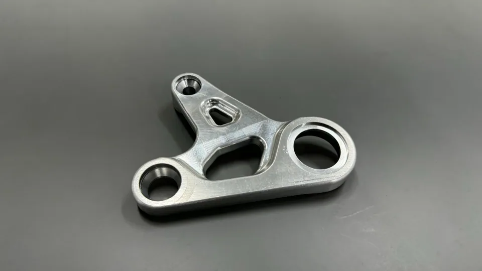 元冠精密製作的自行車鋁製避震連桿 CNC 銑削成品實拍