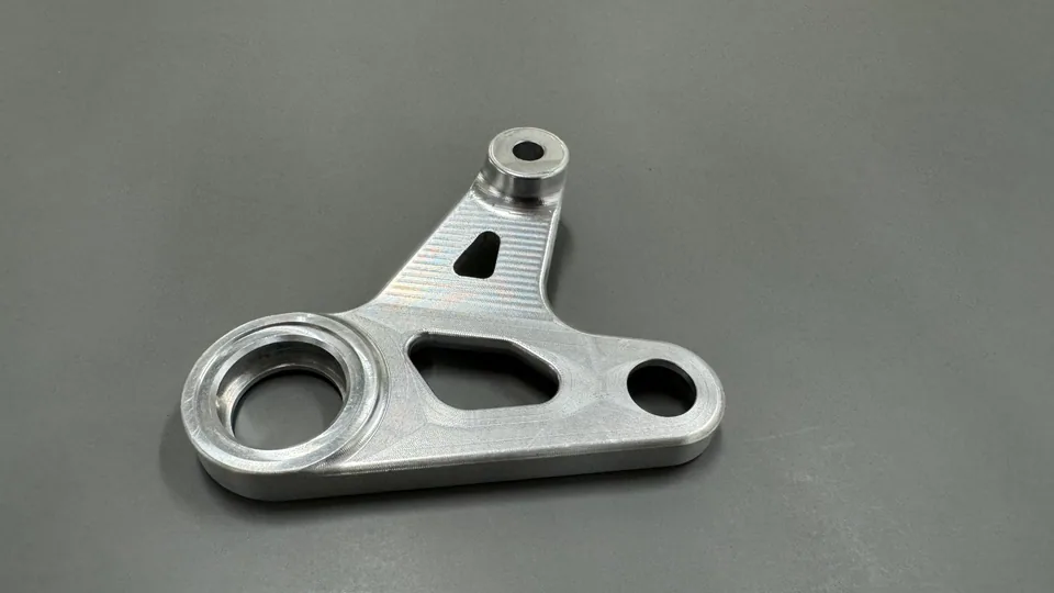 元冠精密製作的自行車避震連桿，鋁CNC 銑削製品實拍，角度 2