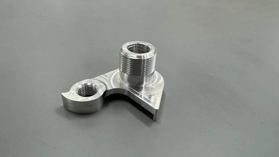 元冠精密製作的自行車吊耳，鋁CNC 銑削製品實拍，角度 1