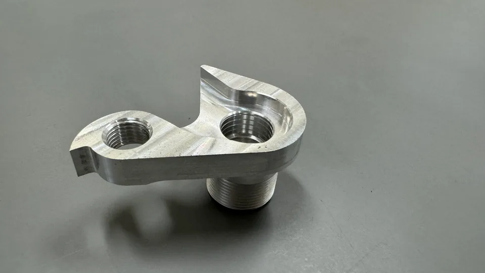 元冠精密製作的自行車吊耳，鋁CNC 銑削製品實拍，角度 2