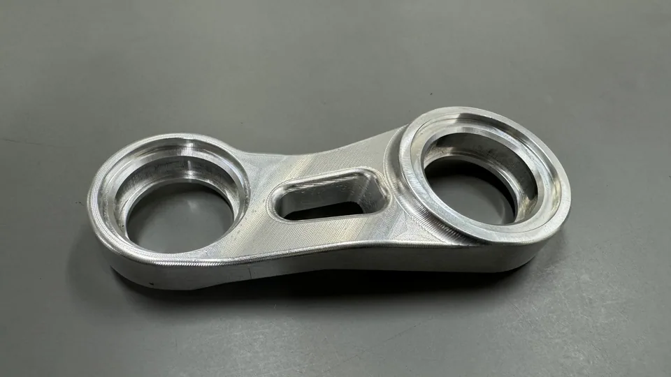 元冠精密製作的自行車避震搖臂，鋁CNC 銑削製品實拍，角度 1