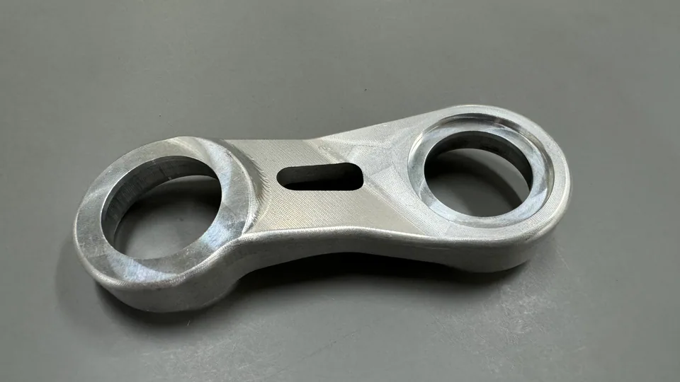 元冠精密製作的自行車避震搖臂，鋁CNC 銑削製品實拍，角度 2