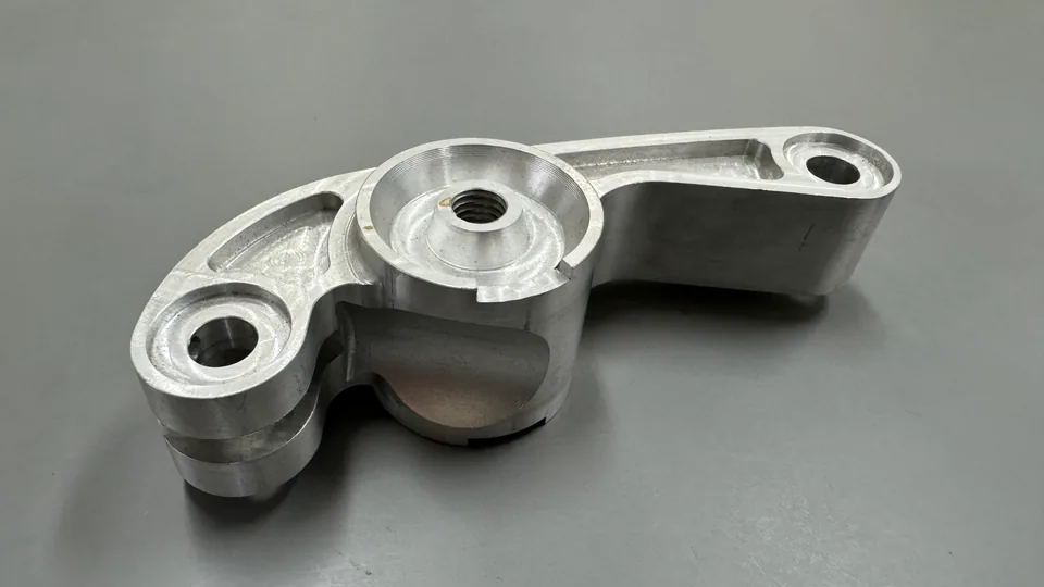 元冠精密製作的機車後避震連桿搖臂，鋁CNC 銑削製品實拍，角度 1
