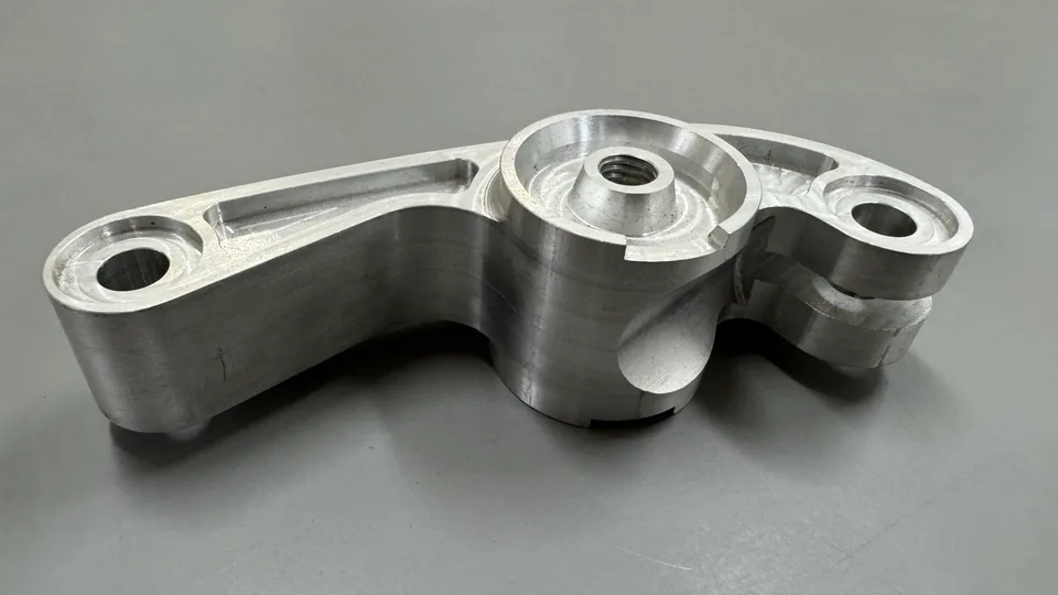 元冠精密製作的機車後避震連桿搖臂，鋁CNC 銑削製品實拍，角度 2