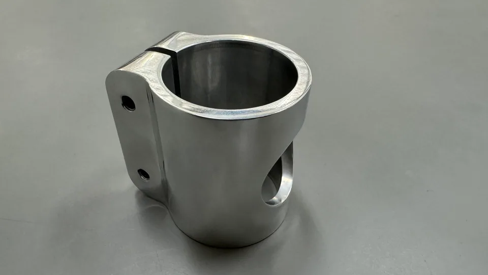 元冠精密製作的機車前叉管夾，鋁CNC 銑削製品實拍，角度 1