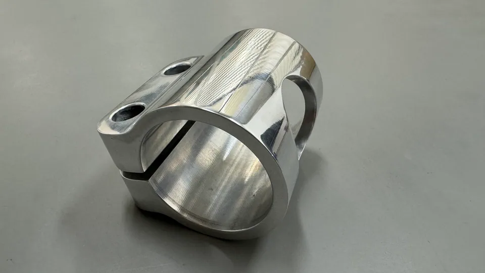 元冠精密製作的機車前叉管夾，鋁CNC 銑削製品實拍，角度 2