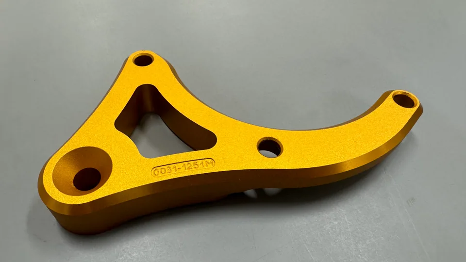 元冠精密製作的重機煞車踏板側安裝板，鋁CNC 銑削製品實拍，角度 1