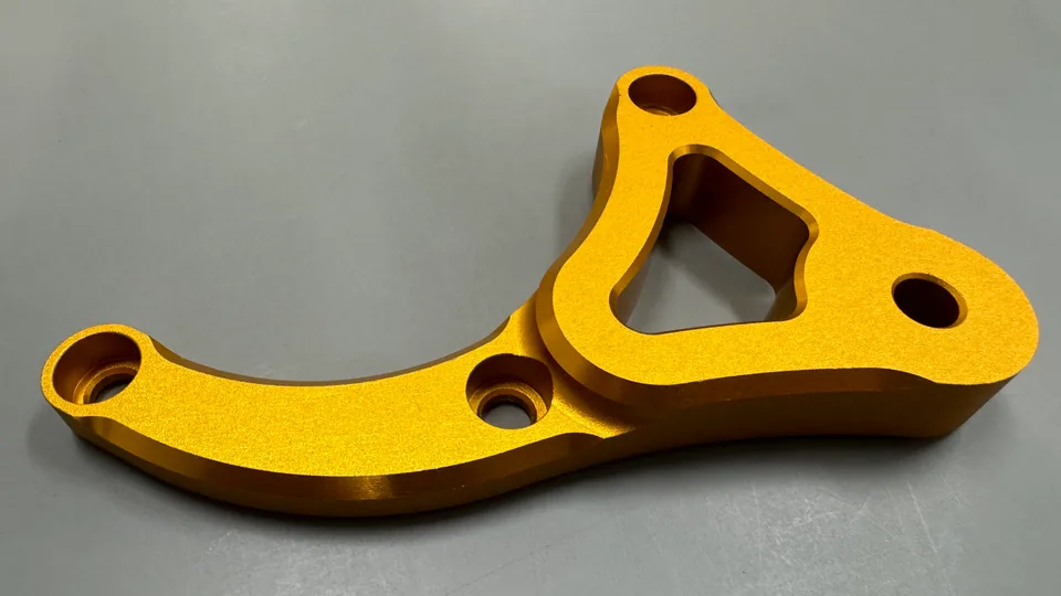 元冠精密製作的重機煞車踏板側安裝板，鋁CNC 銑削製品實拍，角度 2