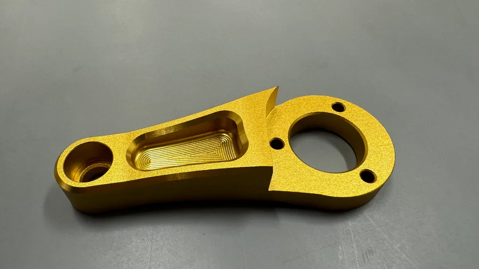 元冠精密製作的重機內側換檔臂，鋁CNC 銑削製品實拍，角度 1