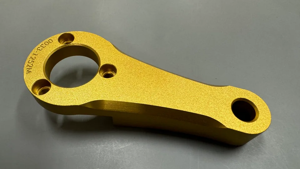 元冠精密製作的重機內側換檔臂，鋁CNC 銑削製品實拍，角度 2