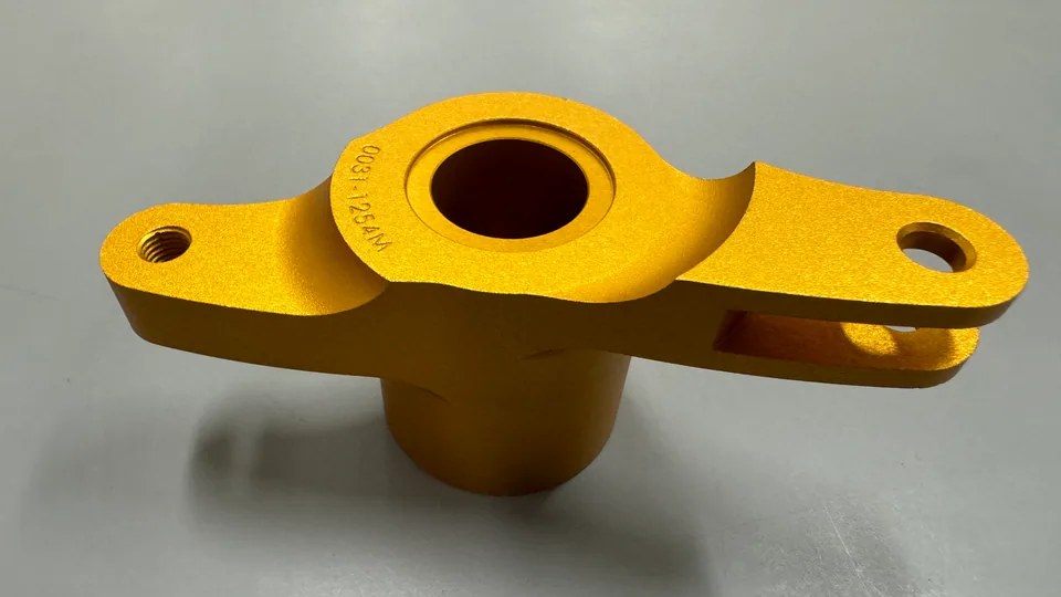 元冠精密製作的重機煞車總泵連接搖臂，鋁CNC 銑削製品實拍，角度 1