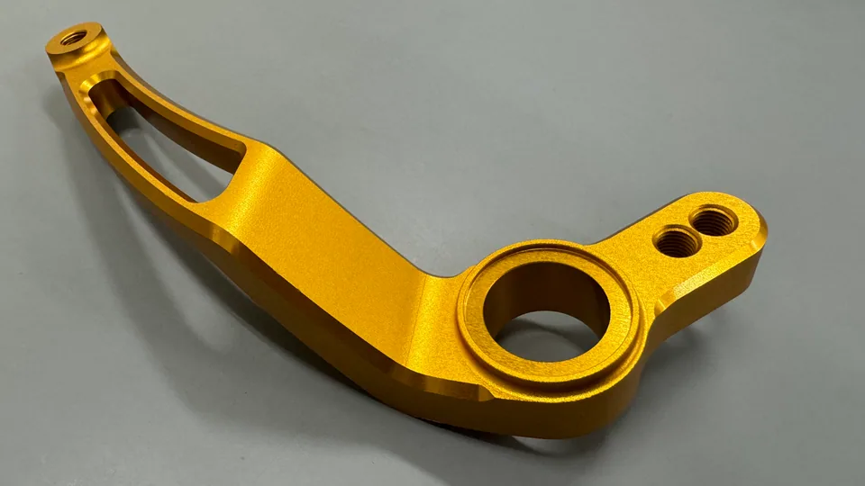 元冠精密製作的重機後煞車踏板臂，鋁CNC 銑削製品實拍，角度 1