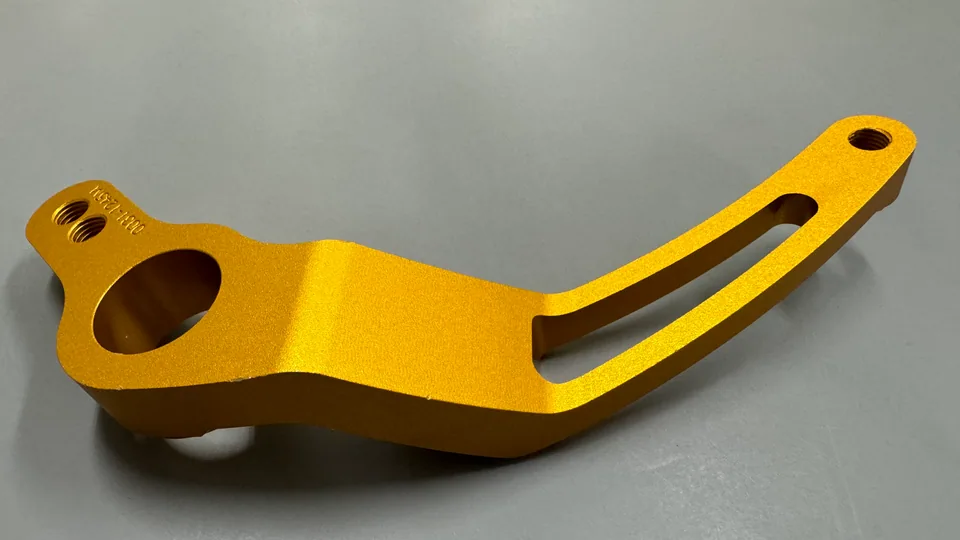 元冠精密製作的重機後煞車踏板臂，鋁CNC 銑削製品實拍，角度 2