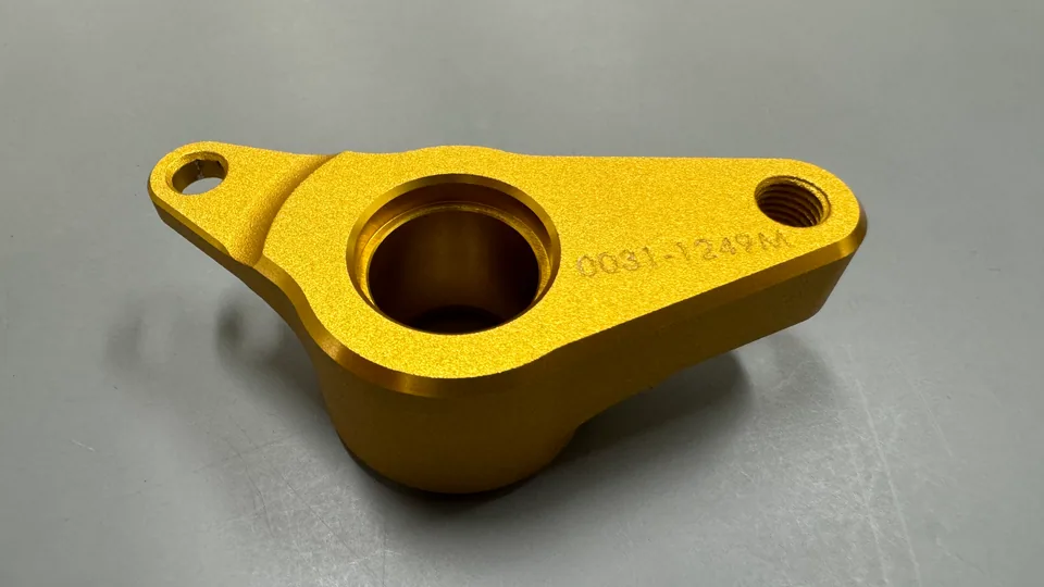 元冠精密製作的重機煞車踏板樞軸與總泵連接座，鋁CNC 銑削製品實拍，角度 1