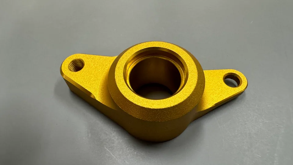 元冠精密製作的重機煞車踏板樞軸與總泵連接座，鋁CNC 銑削製品實拍，角度 2