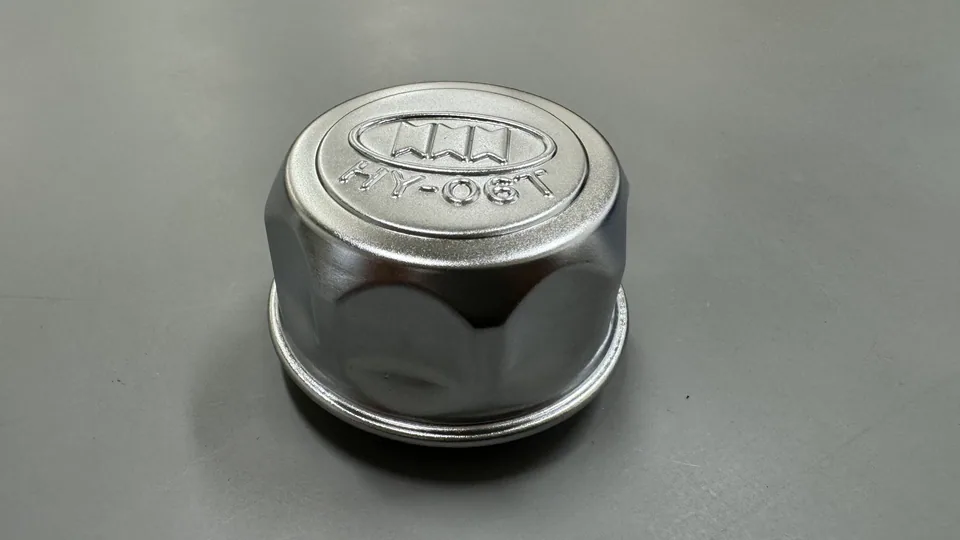 元冠精密製作的機器設備油蓋，不鏽鋼沖壓、組裝製品實拍，角度 2