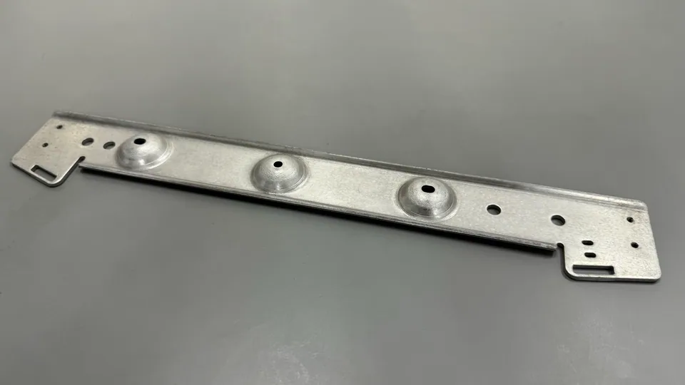 元冠精密製作的汽車座椅底座支撐橫樑，鋁沖壓製品實拍，角度 1