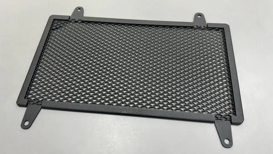 元冠精密製作的重機水箱護網，鋁沖壓製品實拍，角度 2