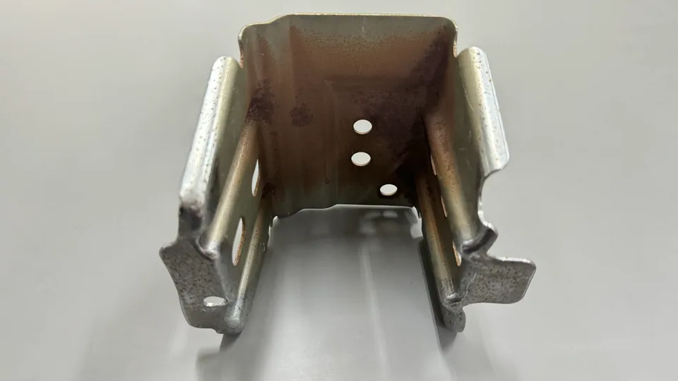 元冠精密製作的汽車座椅升高座，不鏽鋼沖壓製品實拍，角度 2