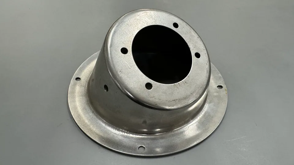 元冠精密製作的汽車油箱加油口座，不鏽鋼沖壓製品實拍，角度 1