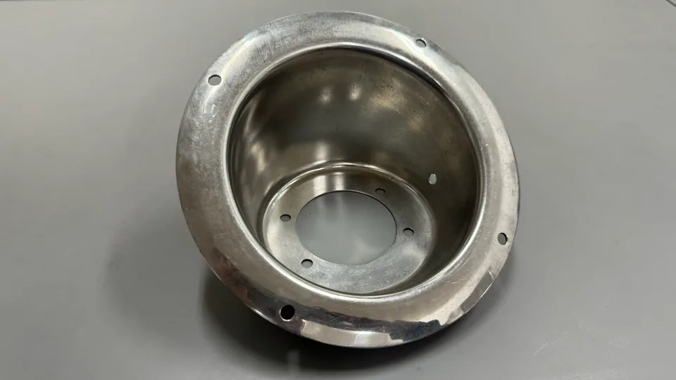 元冠精密製作的汽車油箱加油口座，不鏽鋼沖壓製品實拍，角度 2