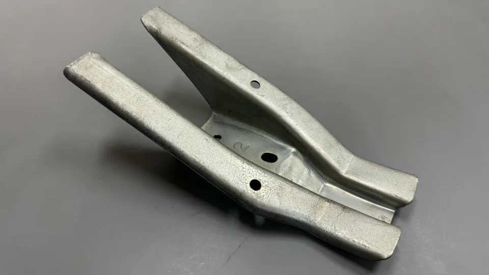 元冠精密製作的汽車座椅骨架叉形連接板，不鏽鋼沖壓製品實拍，角度 1