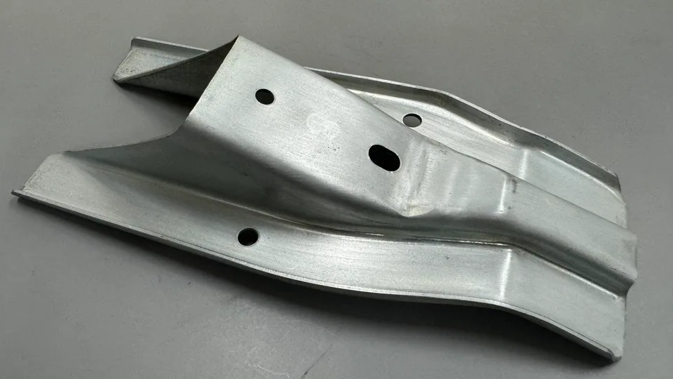 元冠精密製作的汽車座椅骨架叉形連接板，不鏽鋼沖壓製品實拍，角度 2